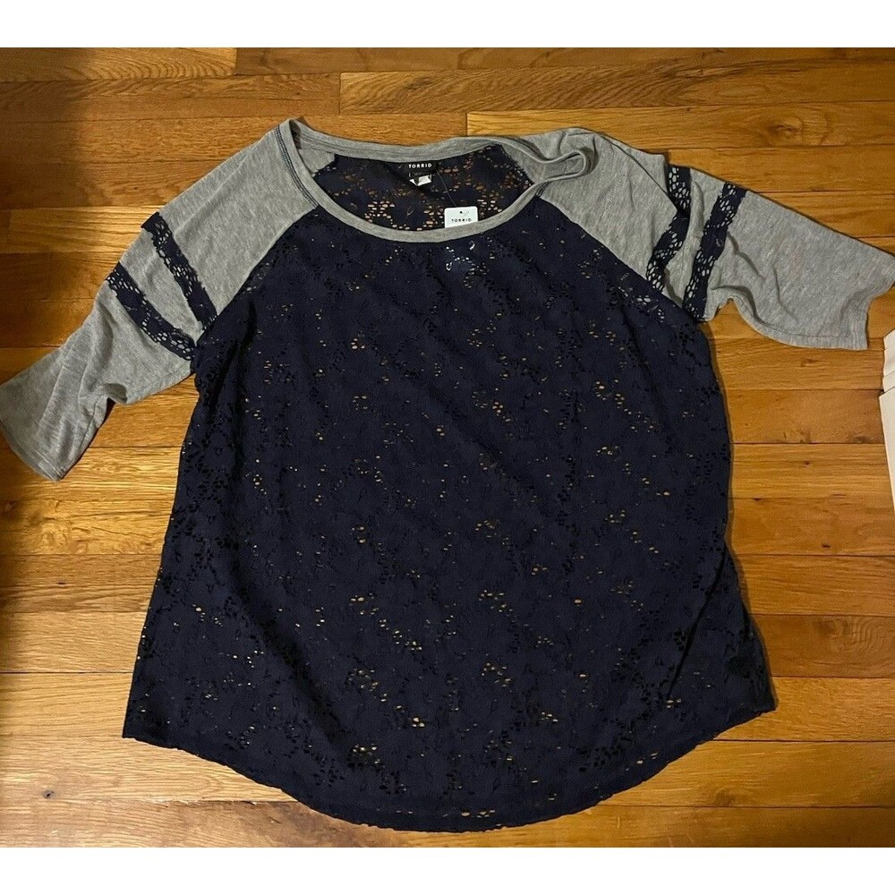 NWT Torrid Women’s Plus Size 2 Navy/Gray Floral Lace Crew Neck Raglan 3/4 Top